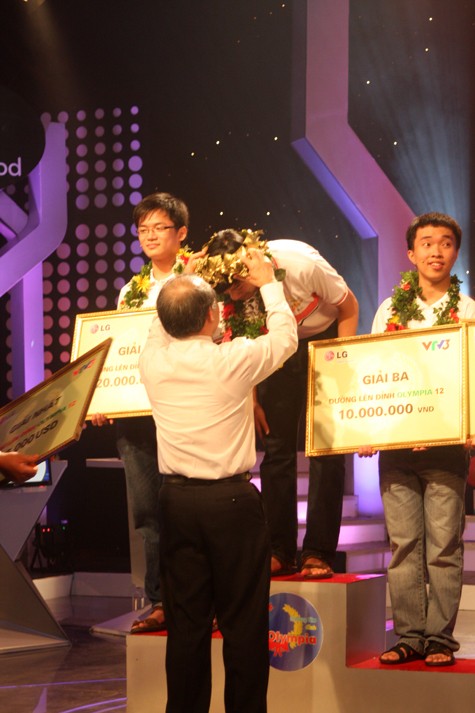Ông Nguyễn Vinh Hiển, Thứ trưởng Bộ Giáo dục và Đào tạo trao vòng nguyệt quế và phần thưởng giải nhất dành cho thí sinh Đặng Thái Hoàng
